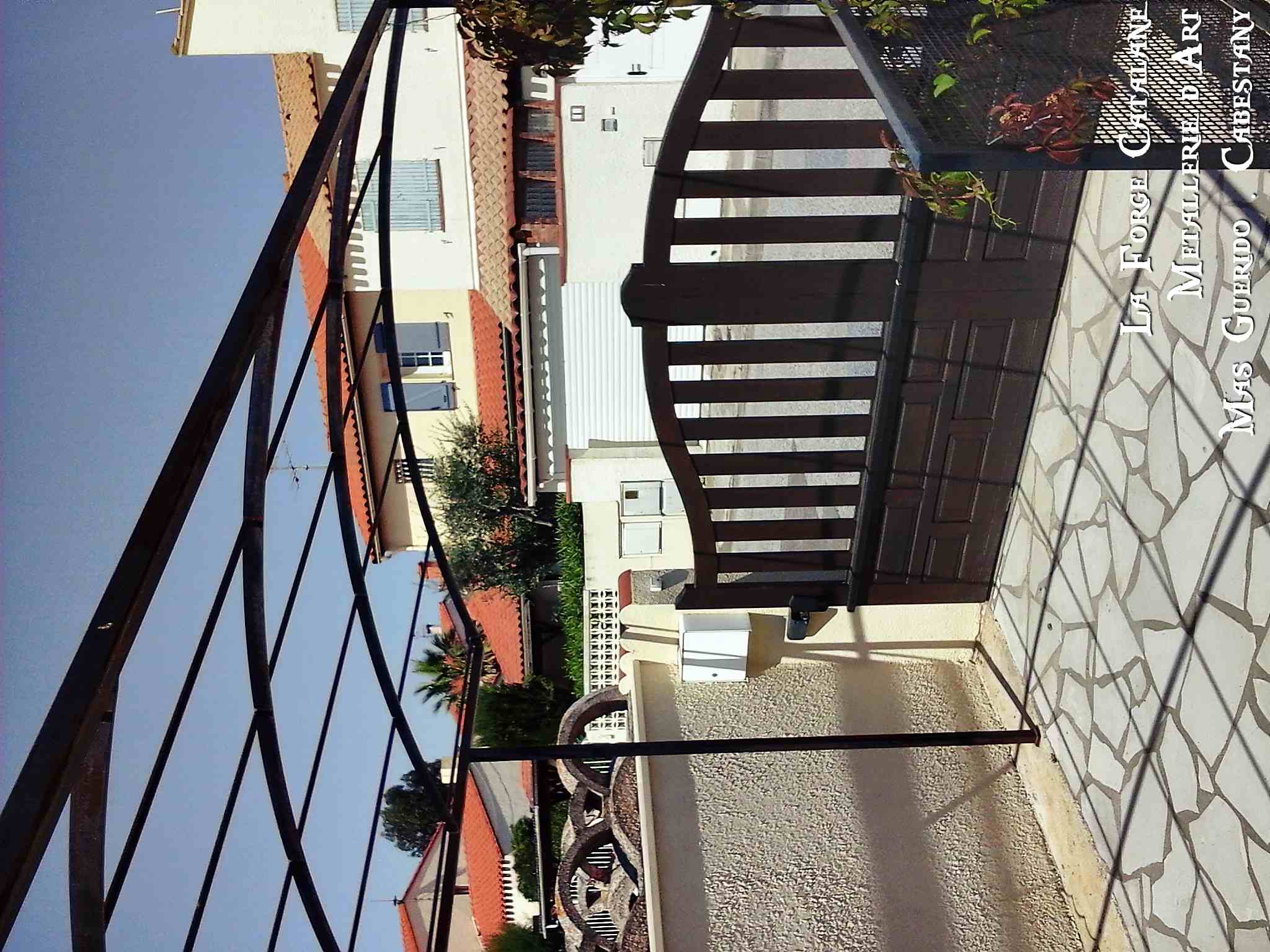 tonnelle cintree montage pieds carport forge catalane.jpg